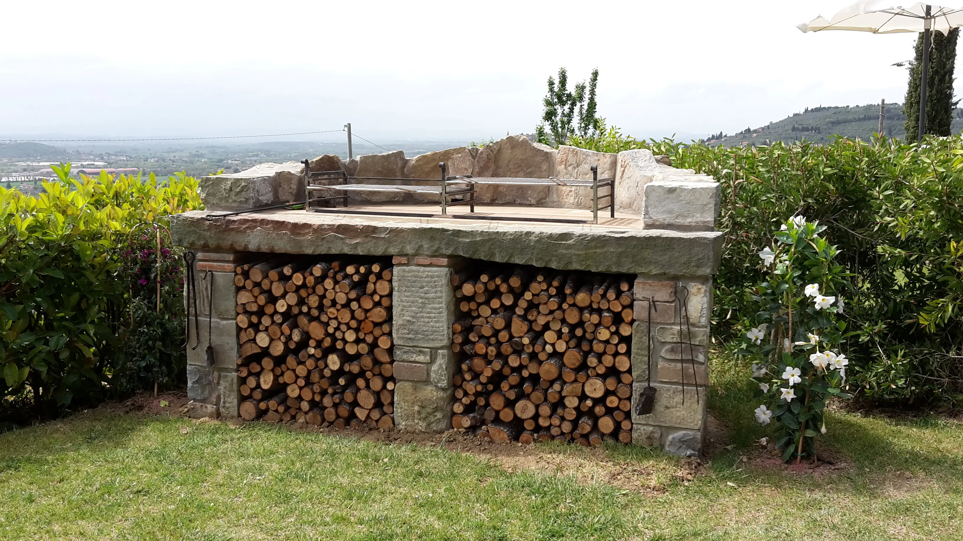 Il grande barbecue in pietra nel giardino