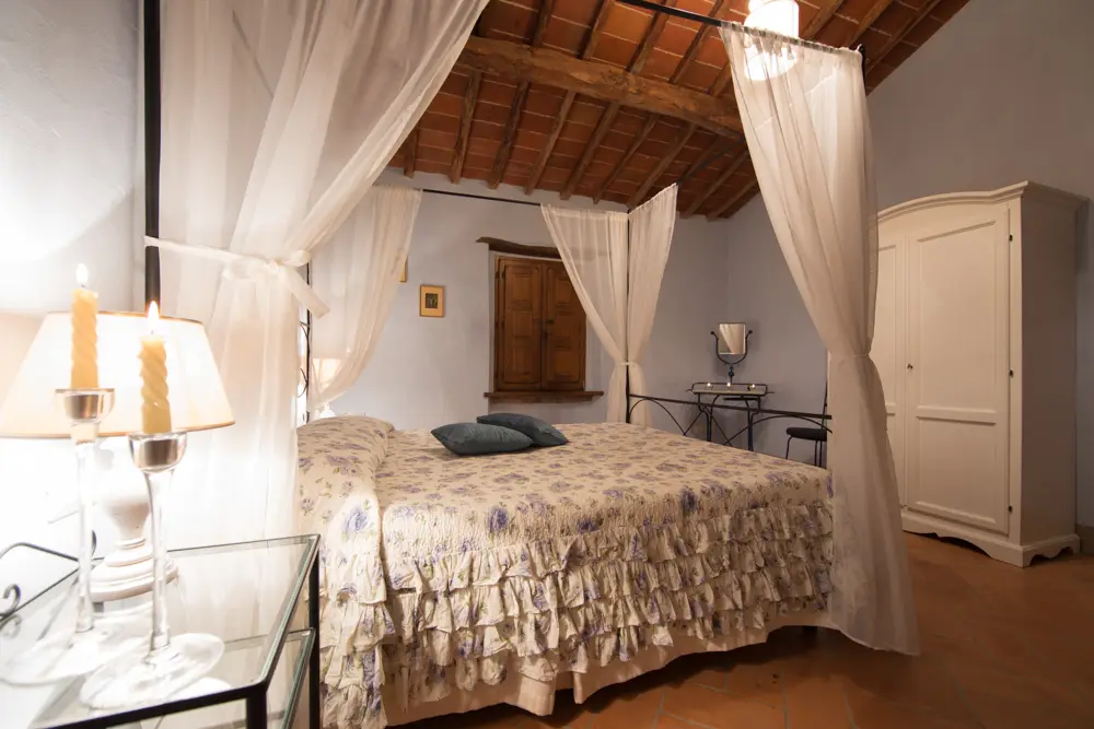 Il letto a baldacchino con i tendaggi bianchi