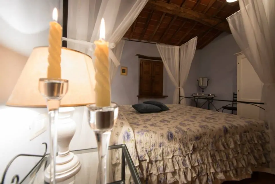 Camera con letto a baldacchino