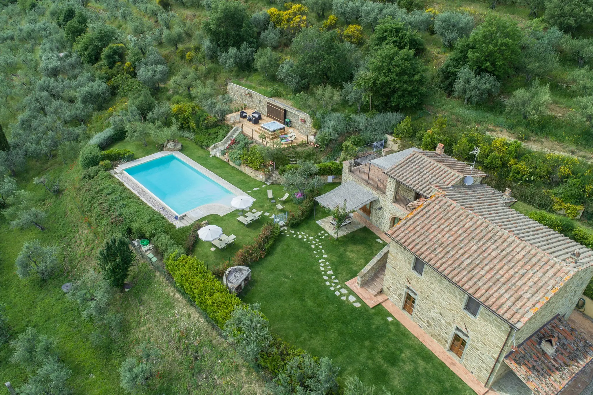 Vista aerea della piscina 6 per 12 metri nel giardino