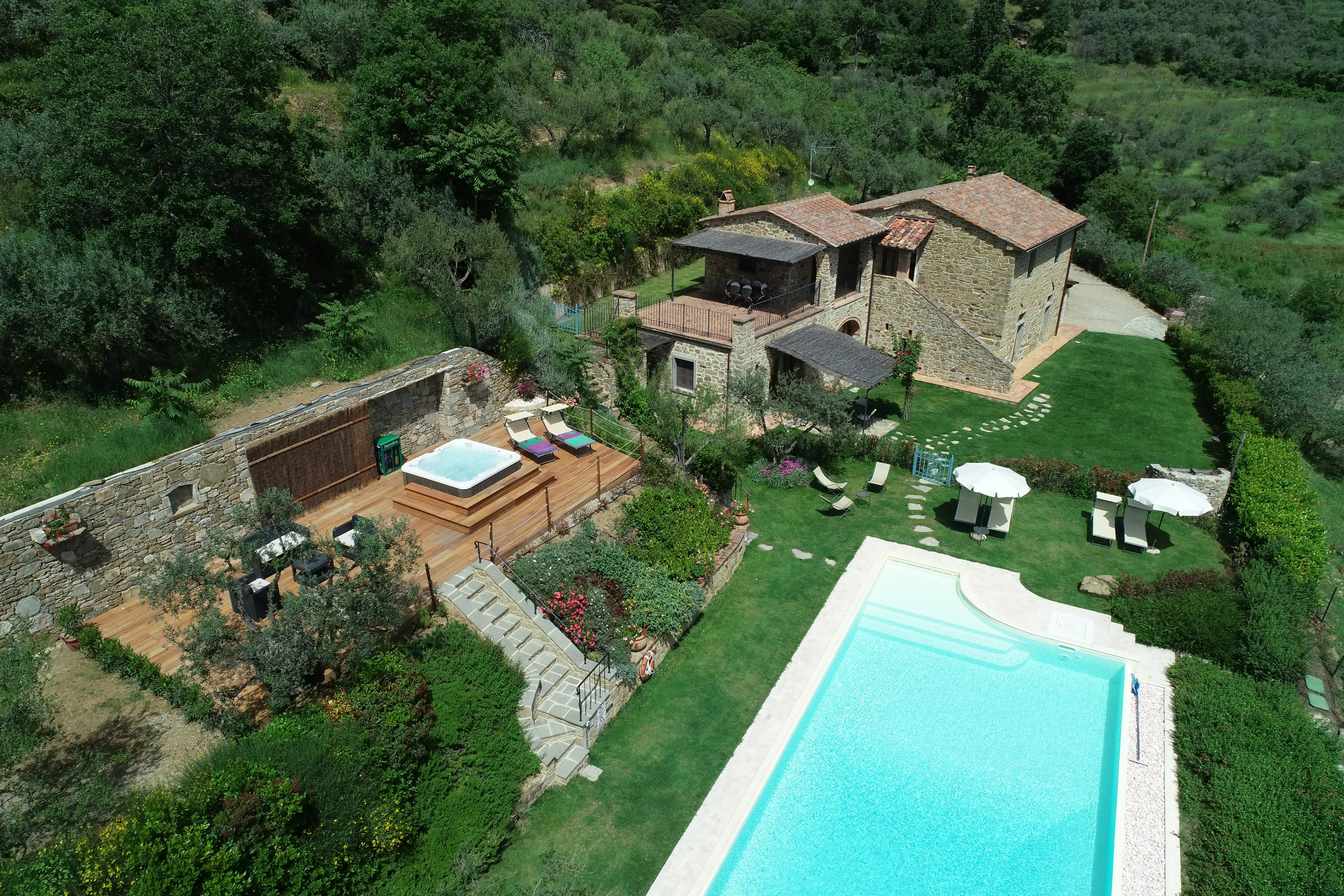 Vista aerea della villa con piscina, giardino e uliveti