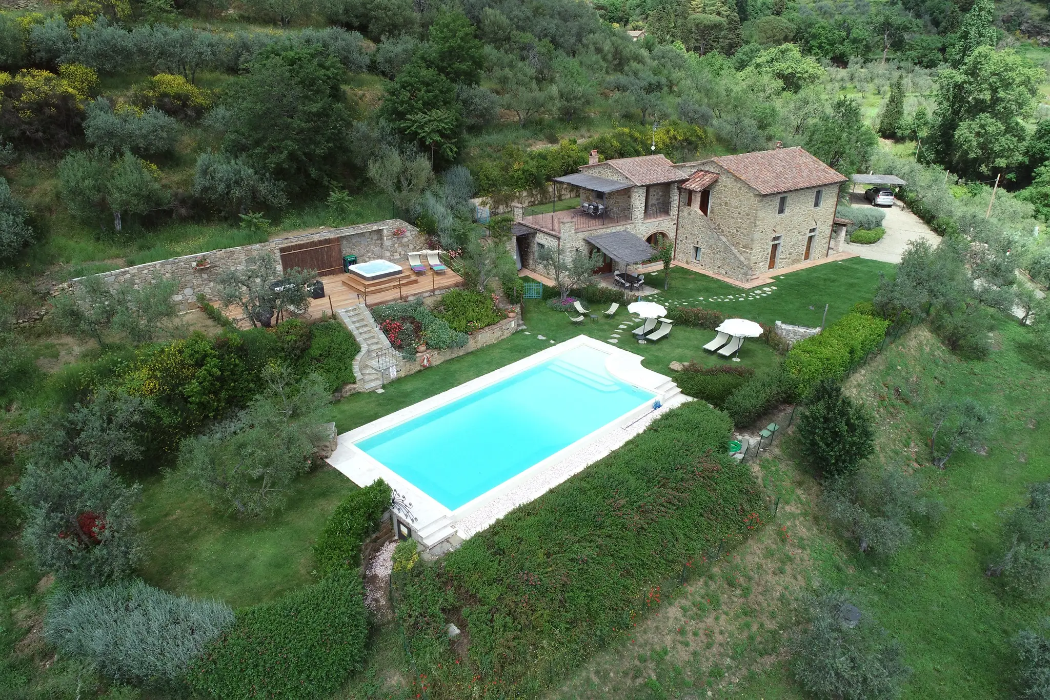 Il casale e la piscina immersi nel verde, dall’alto