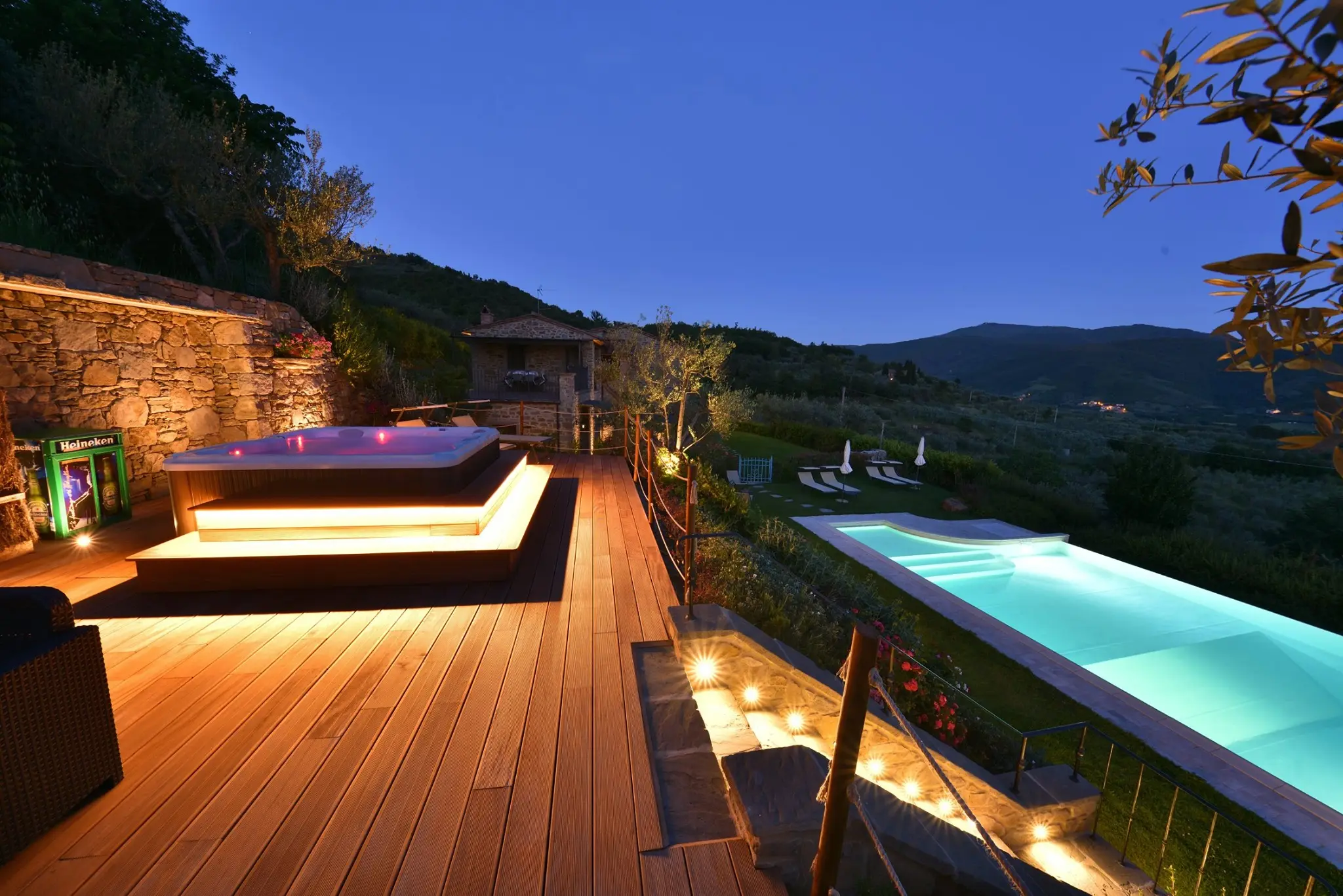 La zona relax illuminata al crepuscolo