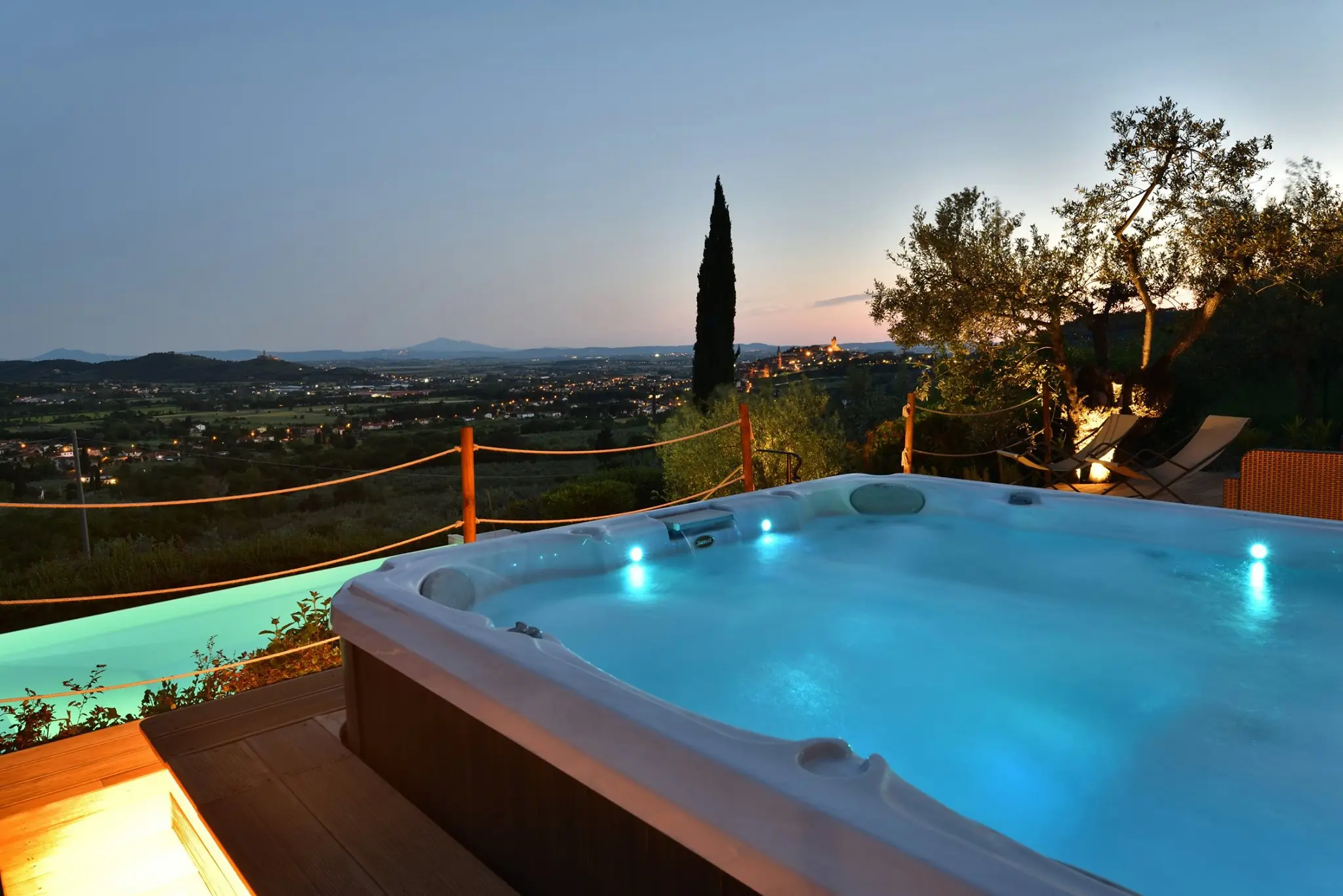 La vista sulla Val di Chiana dal giardino della villa