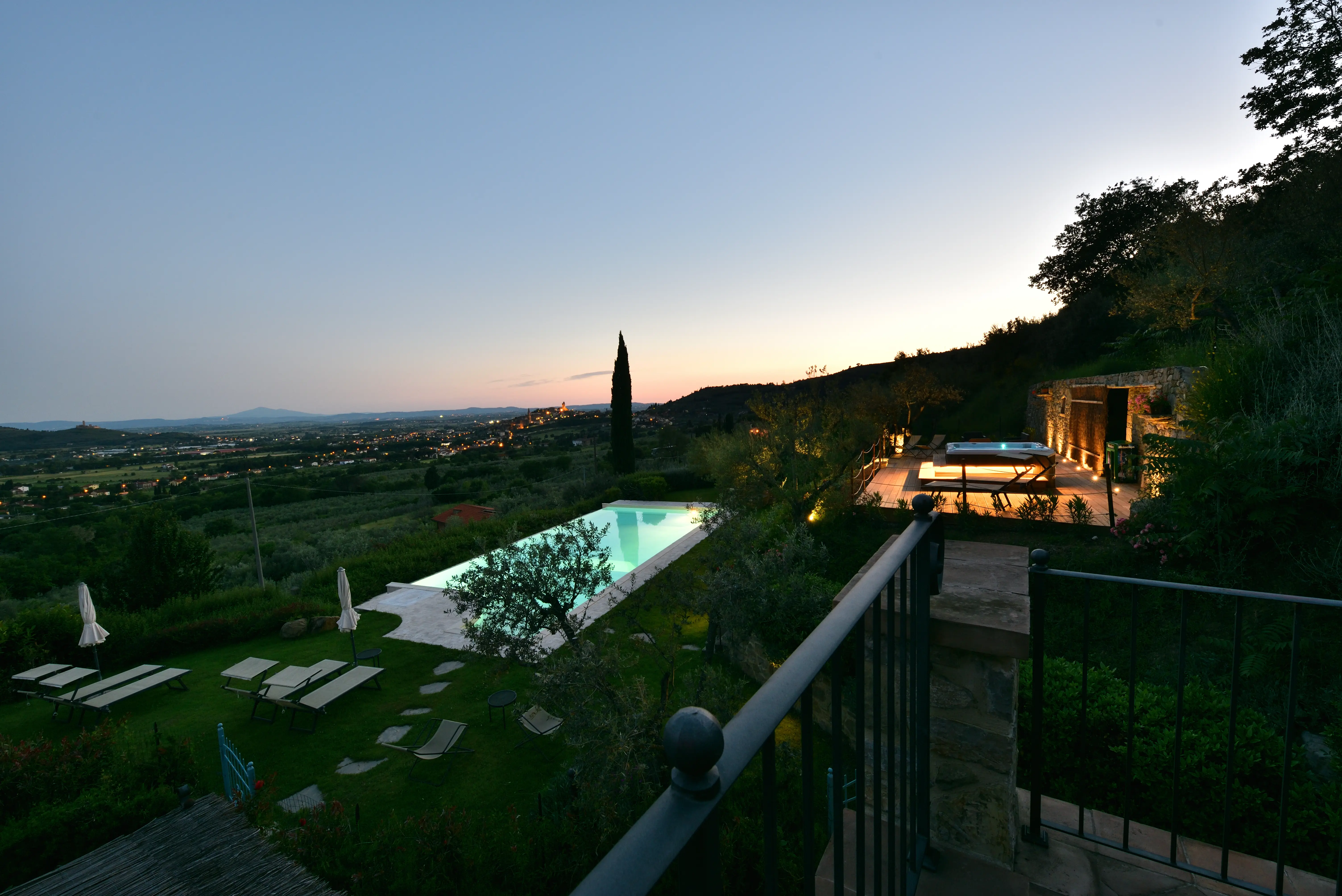 Panorama al tramonto sulla Val di Chiana dalla terrazza