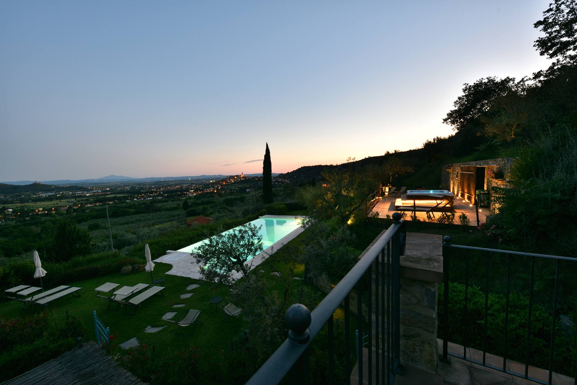 Panorama al tramonto sulla Val di Chiana con piscina a sfioro e terrazza jacuzzi