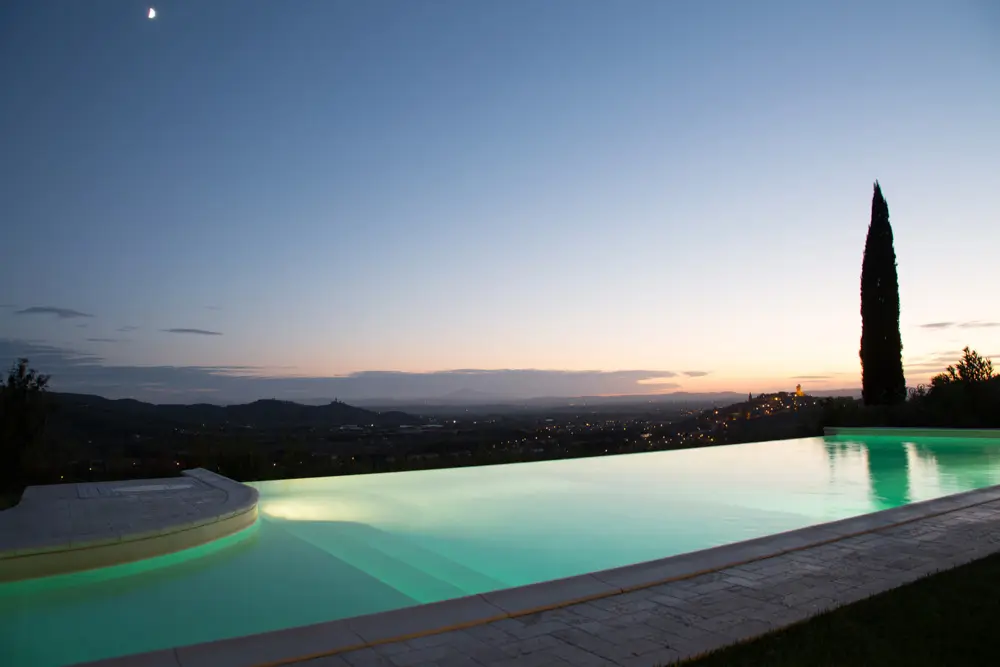 La piscina a sfioro al tramonto con la luna
