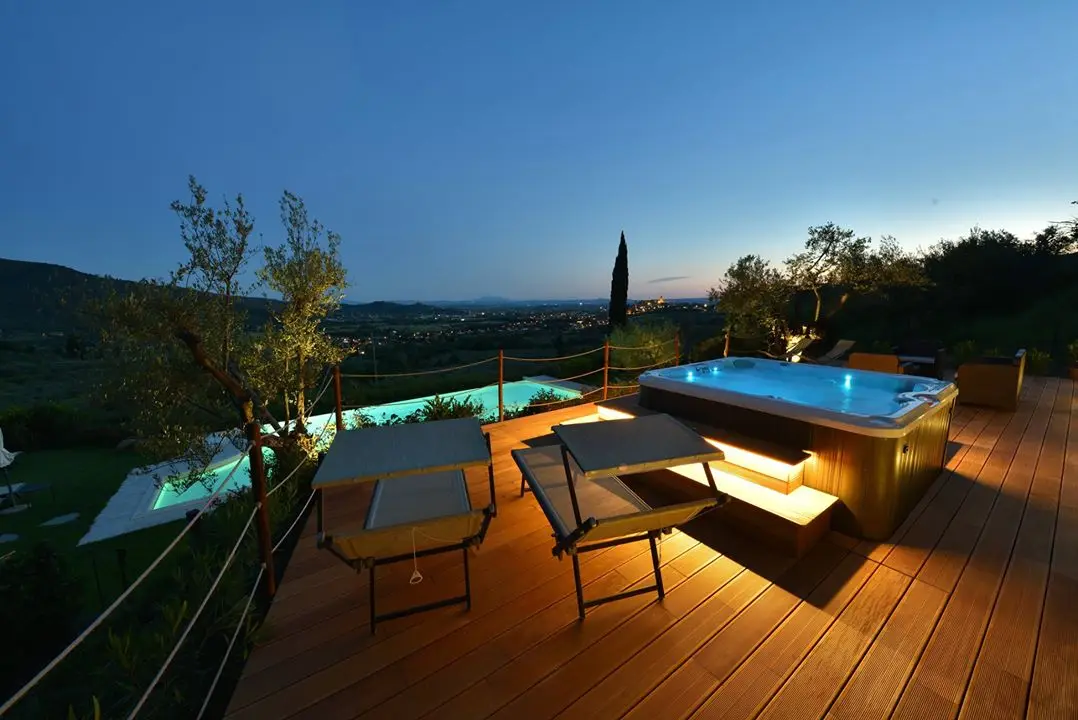 La terrazza al crepuscolo, tra jacuzzi e piscina