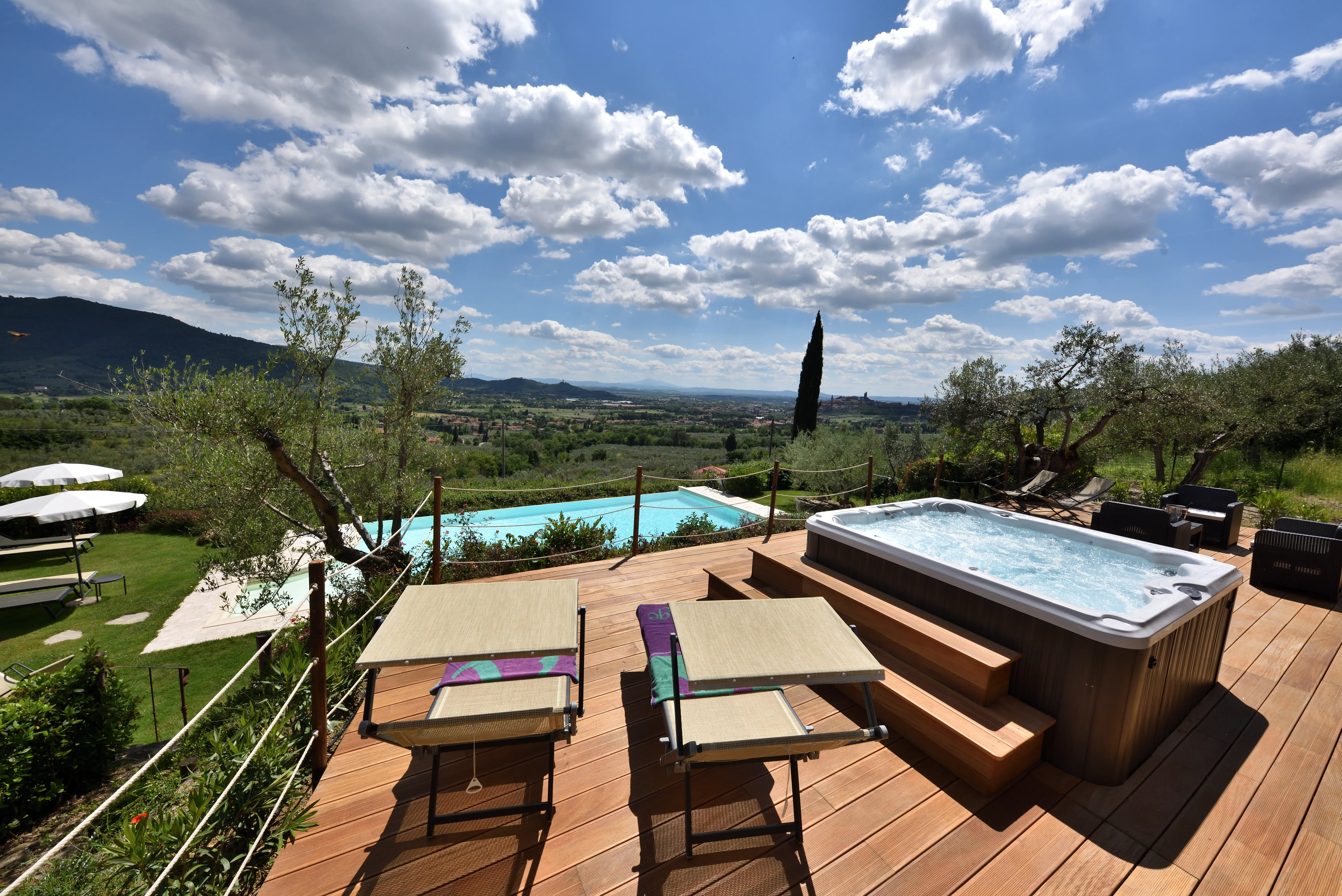 La terrazza con jacuzzi e vista sulla valle